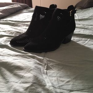 Shoe dazzle black booties